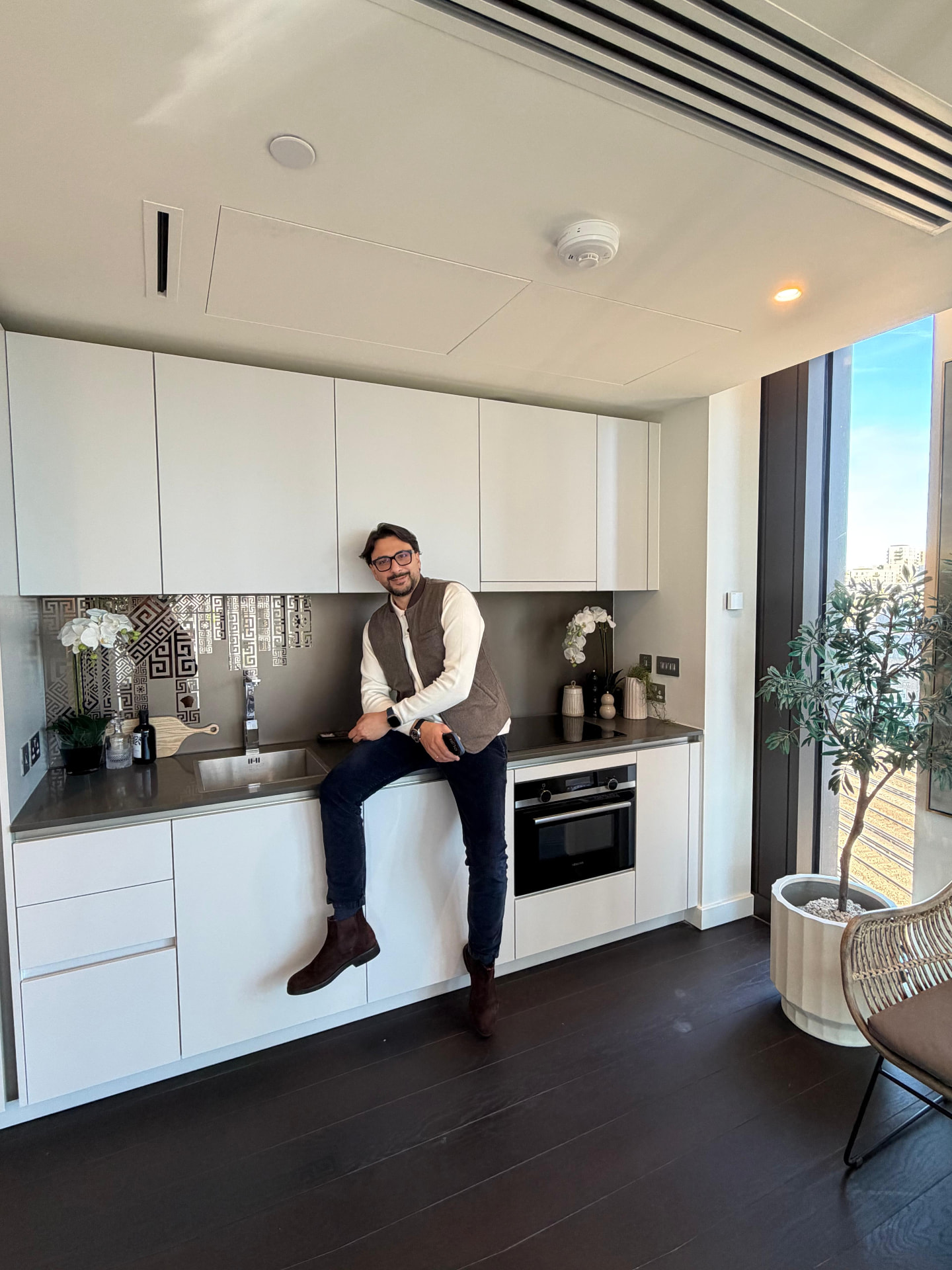 Ragusa Matteo Stefano in un interno residenziale con cucina